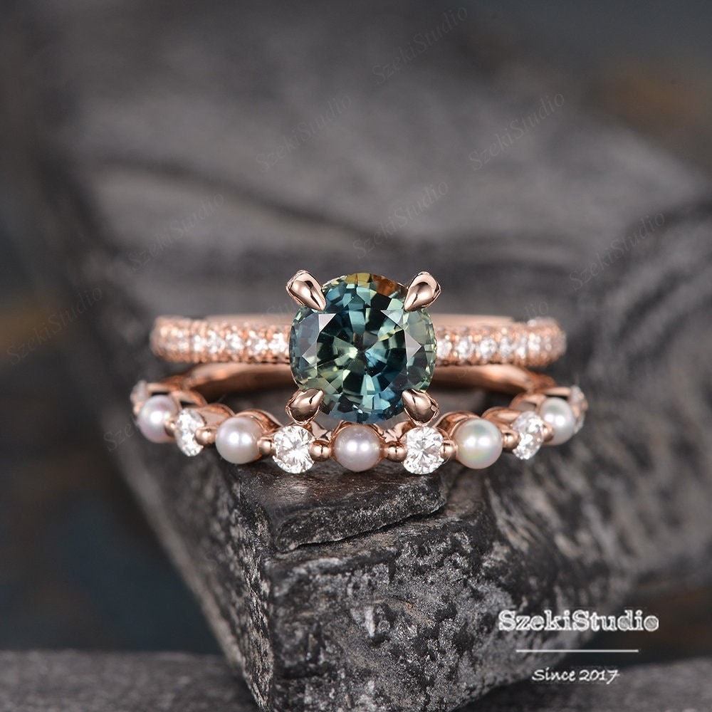 Montana Saphir Verlobungsring Set Rosegold Natur Braut Petrol Grün Ehering 2stk Perlen Diamant Band von SzekiStudio