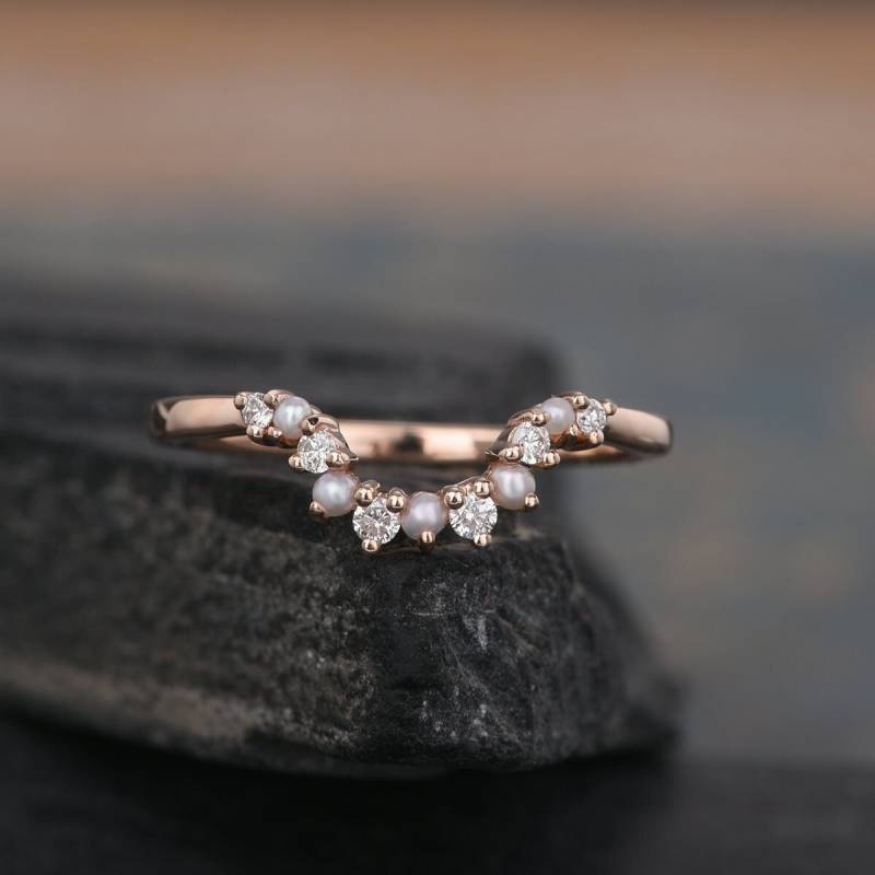 Nach Maß Rose Gold Perle Gebogene Hochzeit Band Frauen Diamant V-Förmige Chevron Stack Ring Halb Halo Brautjubiläum Zart Personalisiert von SzekiStudio