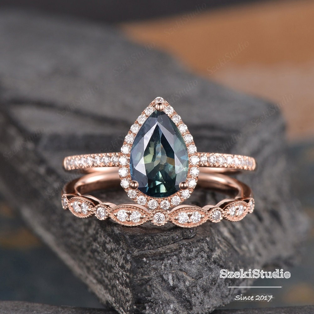 Natürliche Petrol Saphir Verlobungsring Set Birnenförmige Rose Gold Braut Grüner Ehering Halo Diamond von SzekiStudio