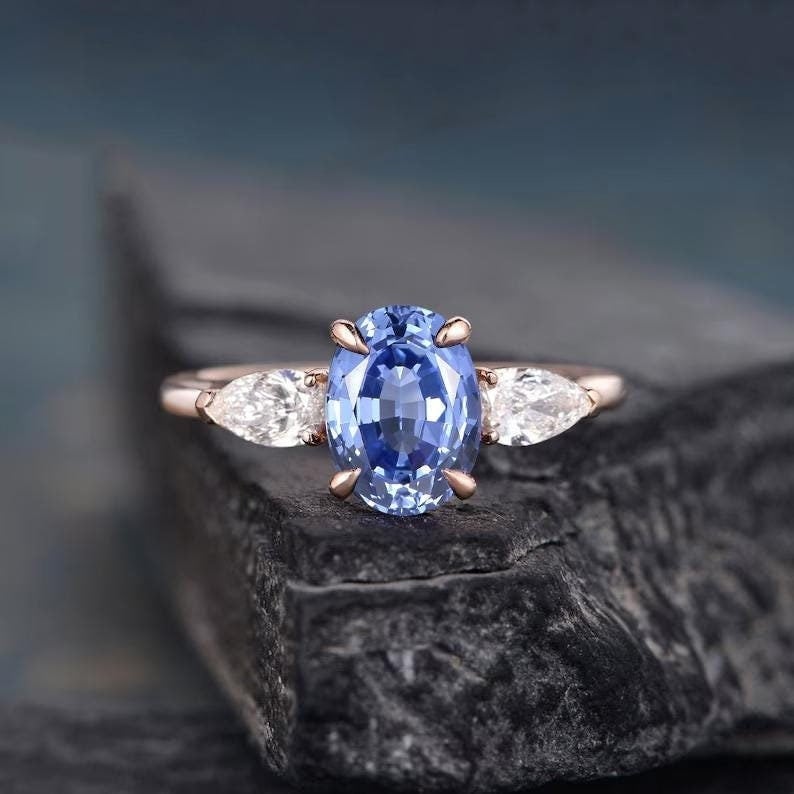 Oval Cut Lab Sapphire Verlobungsring Rosegold Birnenförmig Drei Stein Braut Hochzeit Frauen Antik Ring Jahrestag Birthstone September von SzekiStudio