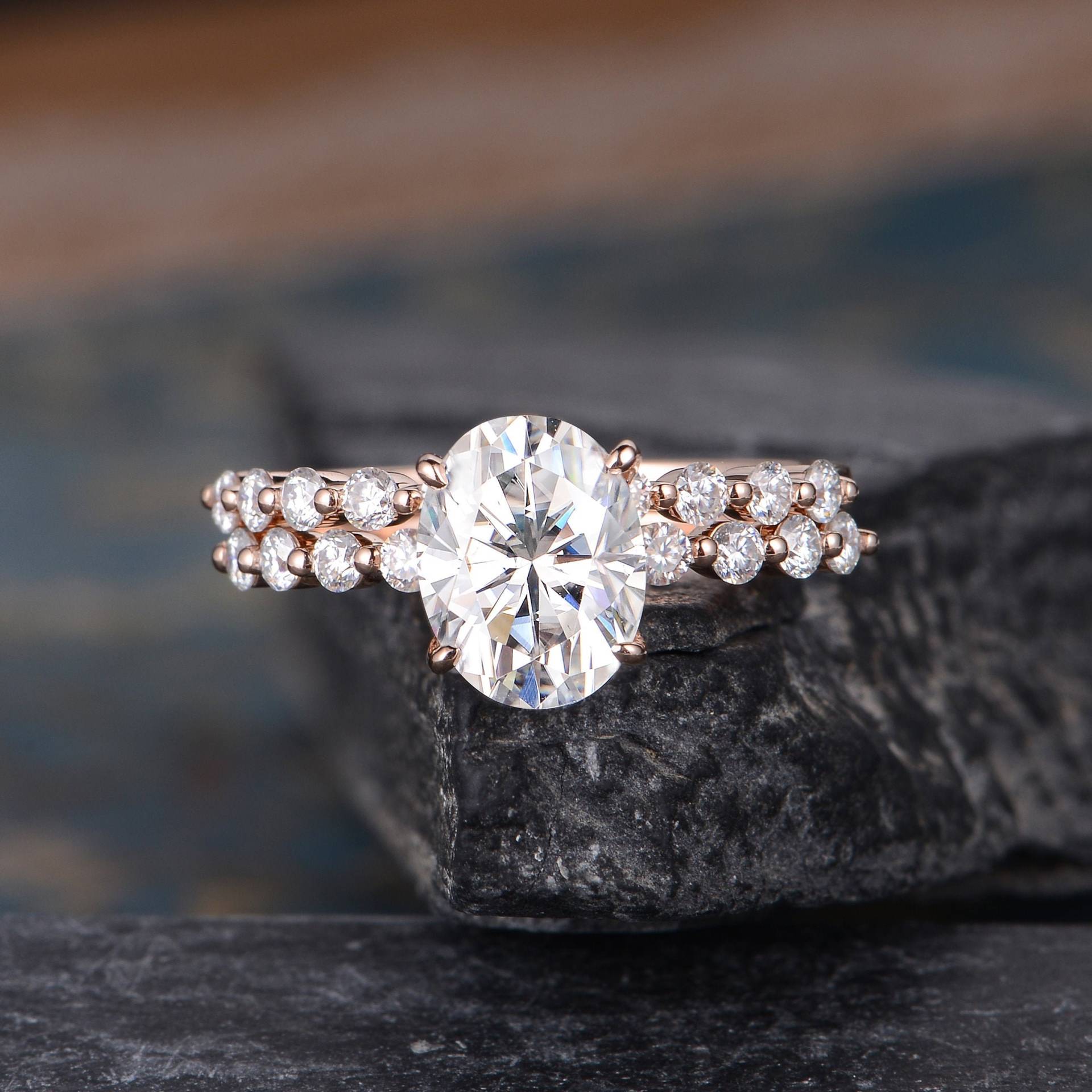 Oval Cut Moissanite Braut Set Rose Gold Verlobungsring Sets 2 Ringe Jubiläumsgeschenk Für Frau Als Side Stone 1.5Ct von SzekiStudio