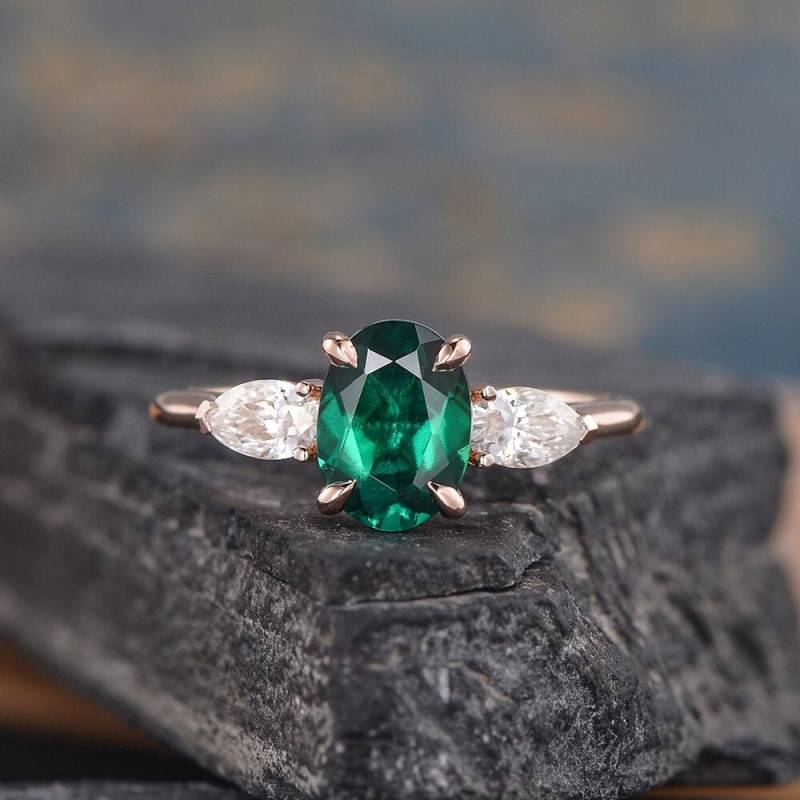 Oval Schliff Lab Smaragd Verlobungsring Rose Gold Birnenförmiger Moissanit Drei Stein Braut Hochzeit Frauen Geburtsstein Mai Jahrestag Geschenk von SzekiStudio