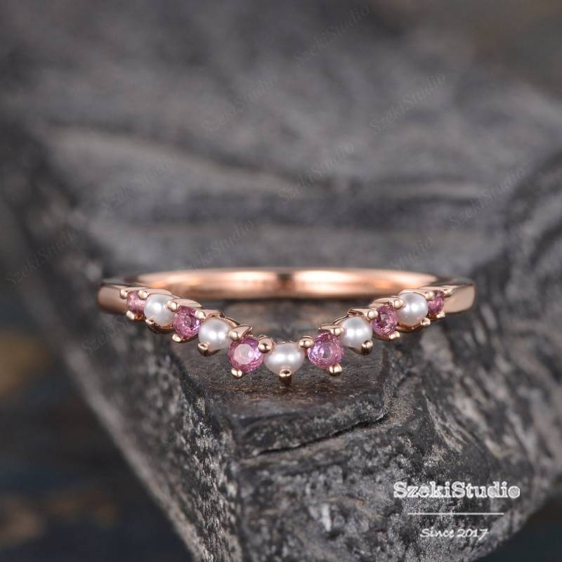 Perle Amethyst Ehering Rose Gold Passender Nach Maß Gebogenen V-Förmigen Chevron Stack Ring Zarter Braut Geburtsstein von SzekiStudio