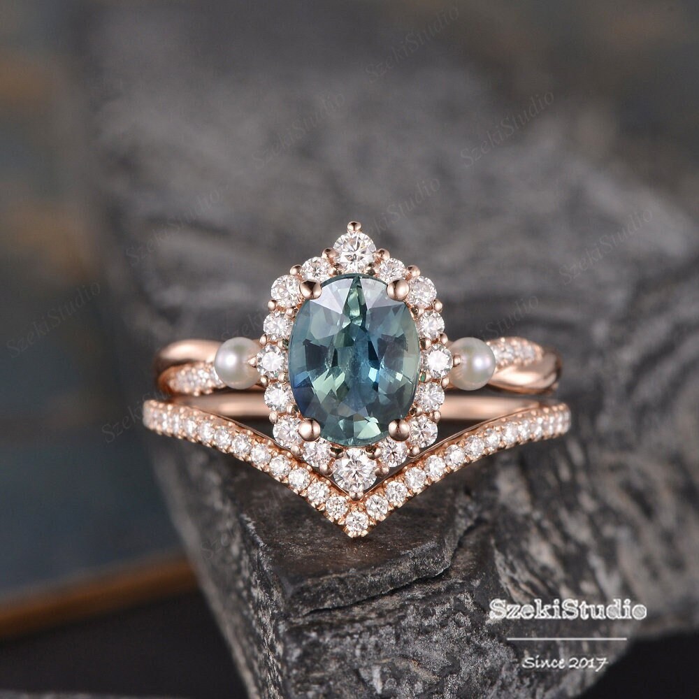 Perle Grün Saphir Verlobungsring Set Rose Gold Braut Teal Frauen Oval Halo Diamant Unendlichkeit Ehering Schmuck von SzekiStudio