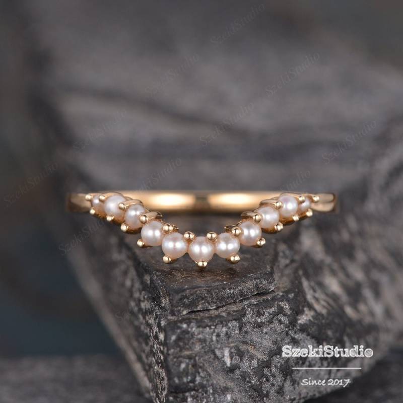 Perle Hochzeit Band Frauen Gebogener Ehering Gelbgold V Förmiger Chevron Stapelring Passender Brautjubiläum Zarte Ring Halbe Ewigkeit von SzekiStudio