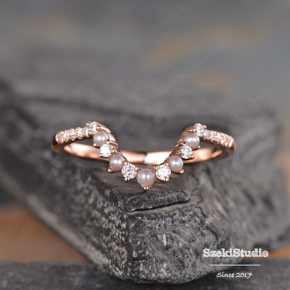 Perle Matching Ring Gebogener Ehering Frauen Rose Gold Moissanit Nach Maß Diamant Halbe Ewigkeit Chevron Stacking von SzekiStudio