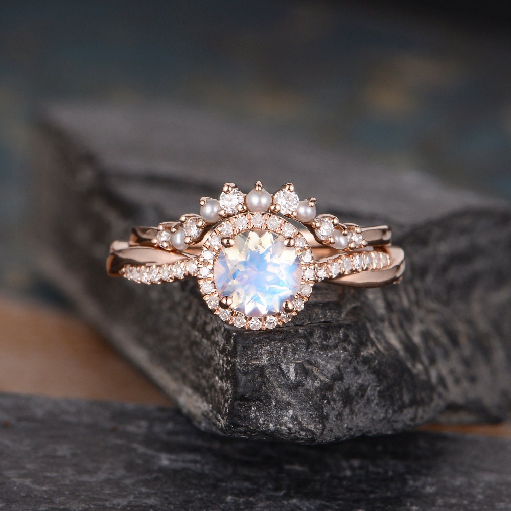 Perle Mondstein Verlobungsring Gebogen Braut Set Rose Gold Diamant Halo Unendlichkeit Hochzeit Versprechen Halbe Ewigkeit Frauen Juni Birthstone von SzekiStudio