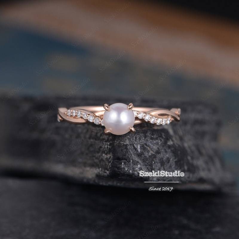Perle Verlobungsring Rose Gold 5mm Rundschliff Natürliche Akoya Rosa Infinity Diamant Solitär Juni Birthstone Twist Half Eternity Frauen von SzekiStudio