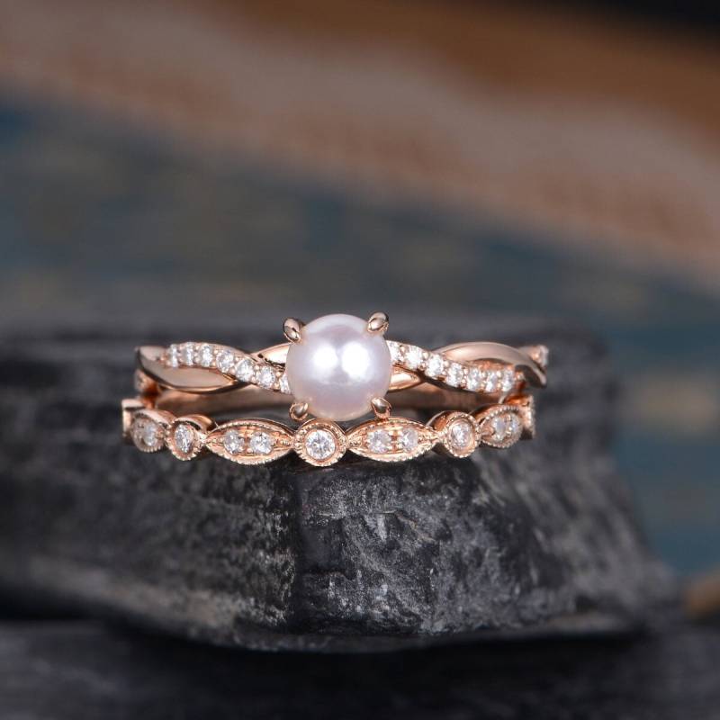 Perle Verlobungsring Rose Gold Infinity Diamant Band Solitär Juni Birthstone Art Deco Matching 2 Ringe Set Milgrain Frauen Braut von SzekiStudio
