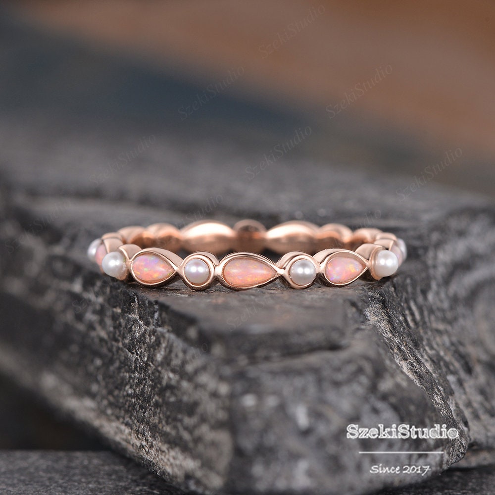 Perlen Opal Hochzeitsband Frauen Rosegold Lünette Set Passendes Band Halb Ewigkeit Stapeln Minimalistisch Zierlich Geburtsstein Ring von SzekiStudio