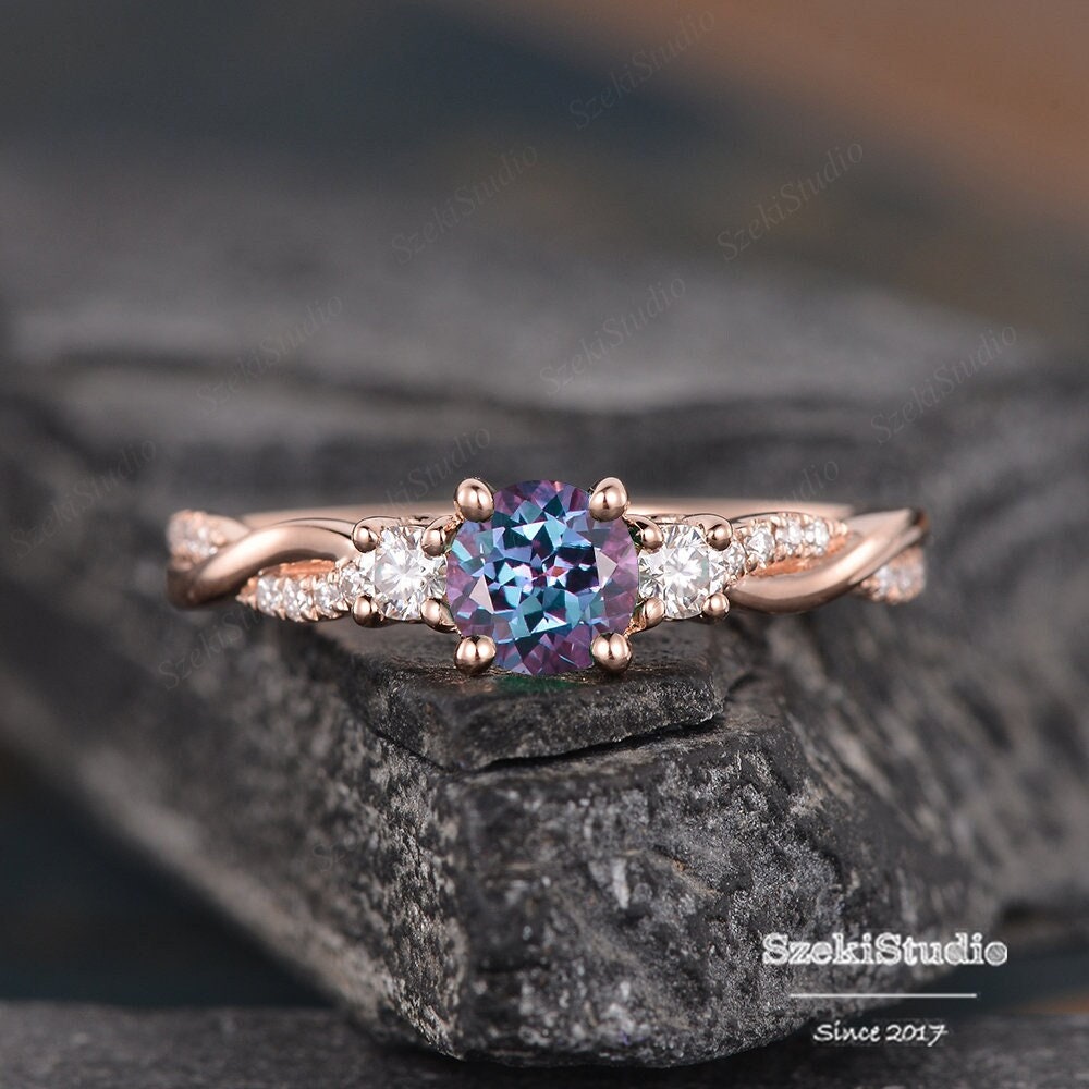 Rose Gold Alexandrit Verlobungsring Twist Drei Stein Ring Infinity Diamant Halbe Ewigkeit Braut Frauen von SzekiStudio