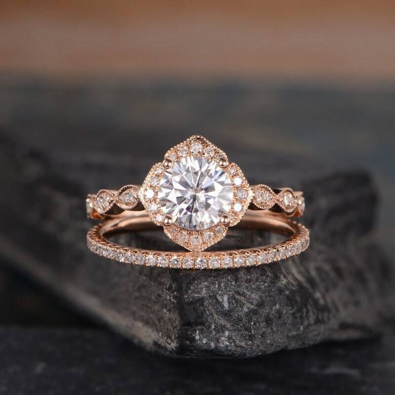 Rose Gold Braut Set Moissanit Verlobungsring Blumenkissen Form Diamant Pave Antik Ring Versprechen Jahrestag Geschenk Frauen 2stk von SzekiStudio