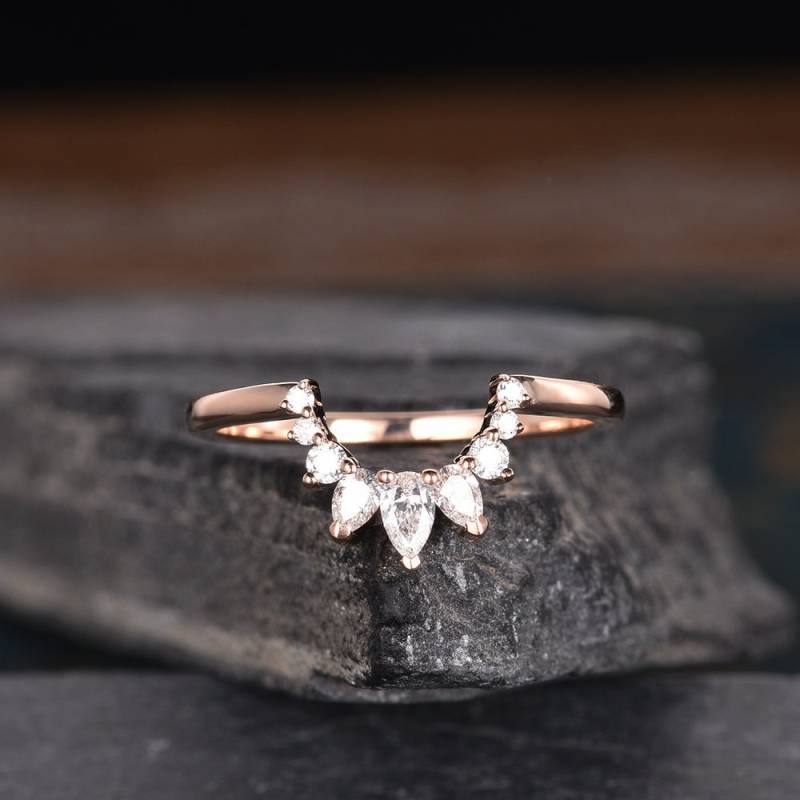 Rose Gold Diamant Gebogen Ehering Frauen Chevron Birnenförmige Passende Stapeln Minimalist Zarte Braut Versprechen Jahrestag Geschenk von SzekiStudio