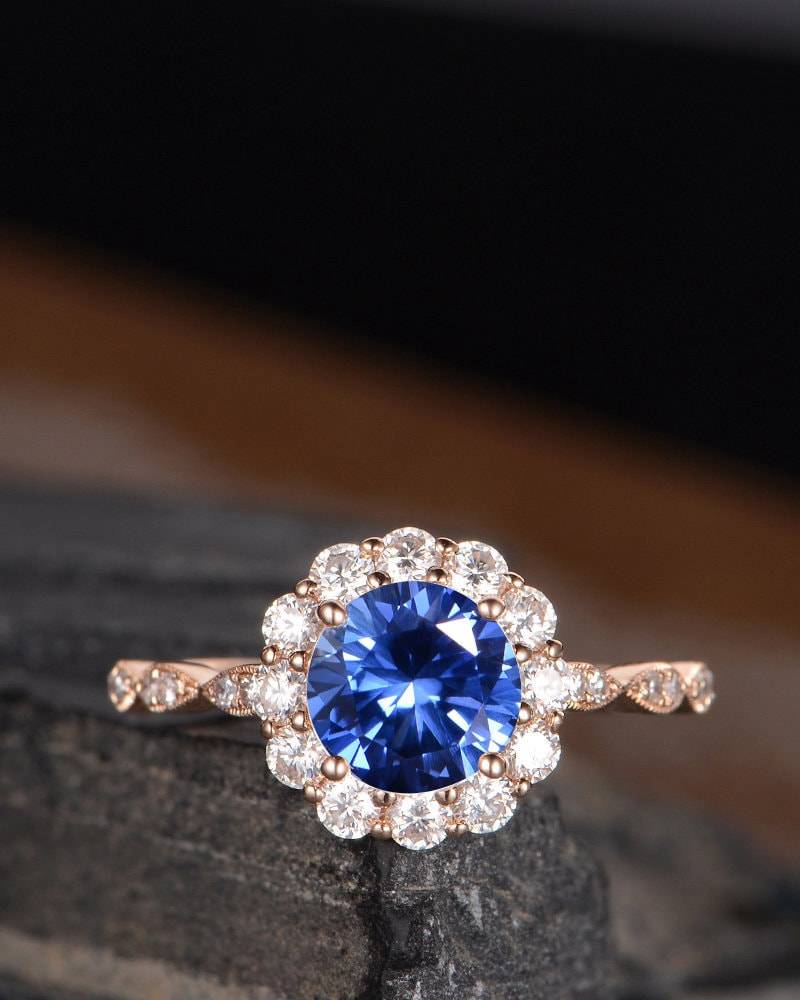 Rose Gold Lab Saphir Verlobungsring Halo Moissanit Blumen Blume Antik Retro Halbe Ewigkeit Jahrestag Geschenk Für Sie Frauen Art Deco von SzekiStudio