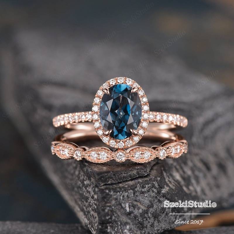 Rose Gold London Blautopas Verlobungsring Braut Set Diamant Hälfte Ewigkeit Ehering Oval Halo Birthstone Jahrestag Geschenk von SzekiStudio