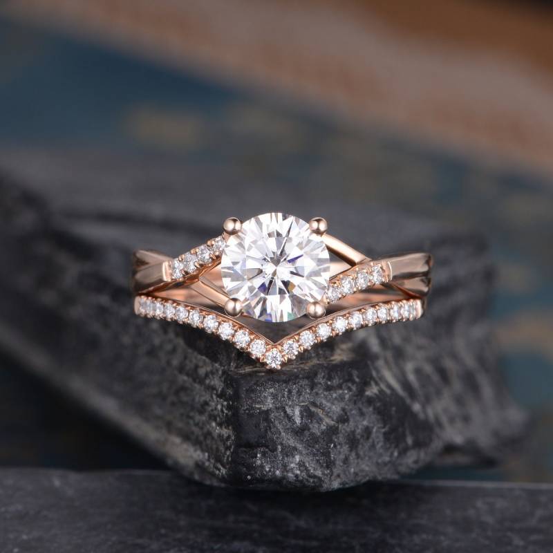 Rose Gold Moissanite Verlobungsring Braut Set Twist Infinity Solitär Diamant Halb Eternity Ring Frauen Versprechen Jahrestag 2 Stück von SzekiStudio