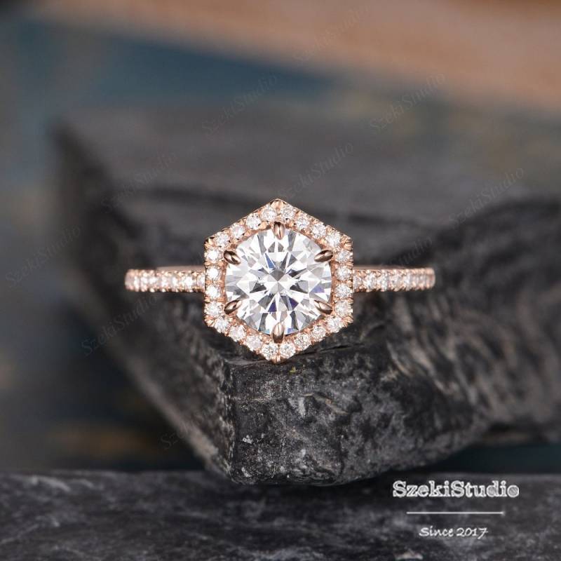 Rose Gold Moissanite Verlobungsring Hexagon Ring Rund Halo Diamant Halb Eternity Einzigartige Shaped Braut Ehering von SzekiStudio