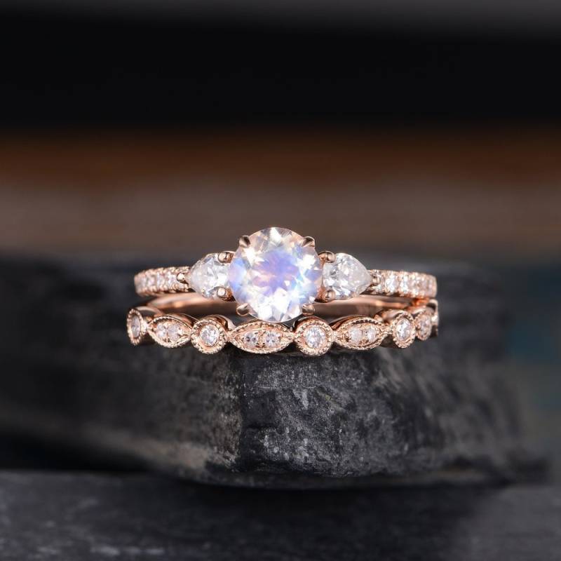 Rose Gold Mondstein Braut Verlobungsring Moissanit Birnenförmiger Diamant Frauen Trauring Regenbogen Art Deco Juni Geburtsstein 2-Tlg von SzekiStudio