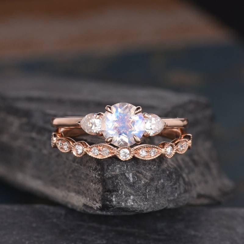 Rose Gold Mondstein Verlobungsring Braut Set Moissanit Drei Stein Diamant Band Hochzeit Birne Halb Eternity Versprechen Frauen Art Deco von SzekiStudio