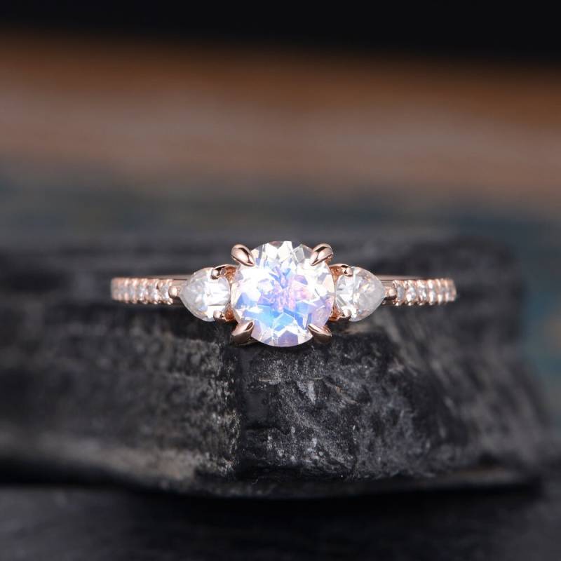 Rose Gold Mondstein Verlobungsring Moissanit Birnenförmiger Diamant Frauen Braut Trauring Unikat Regenbogen Antik Juni Geburtsstein von SzekiStudio