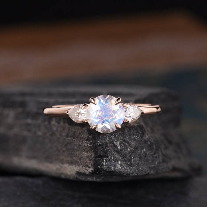 Rose Gold Mondstein Verlobungsring Moissanit Drei Stein 3 Versprechen Frauen Braut Trauring Birne Form Unikat Regenbogen Eternity von SzekiStudio