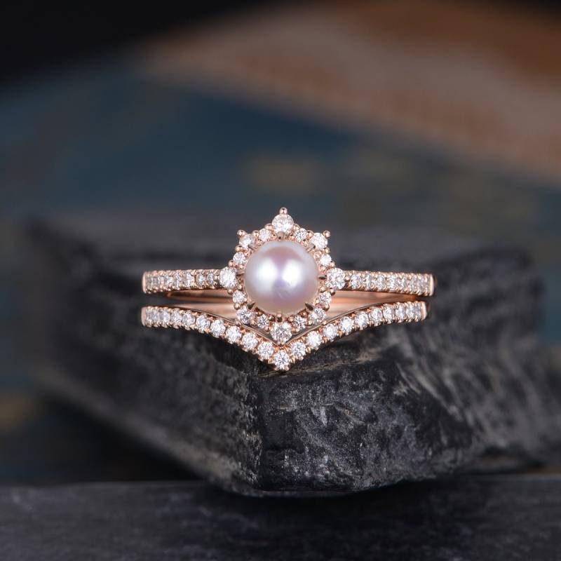 Rose Gold Perle Verlobungsring Braut Set Halo Diamant Natürliche Akoya Rosa Juni Birthstone Frauen Jubiläumsgeschenk Gebogenes Band 2 Stück von SzekiStudio