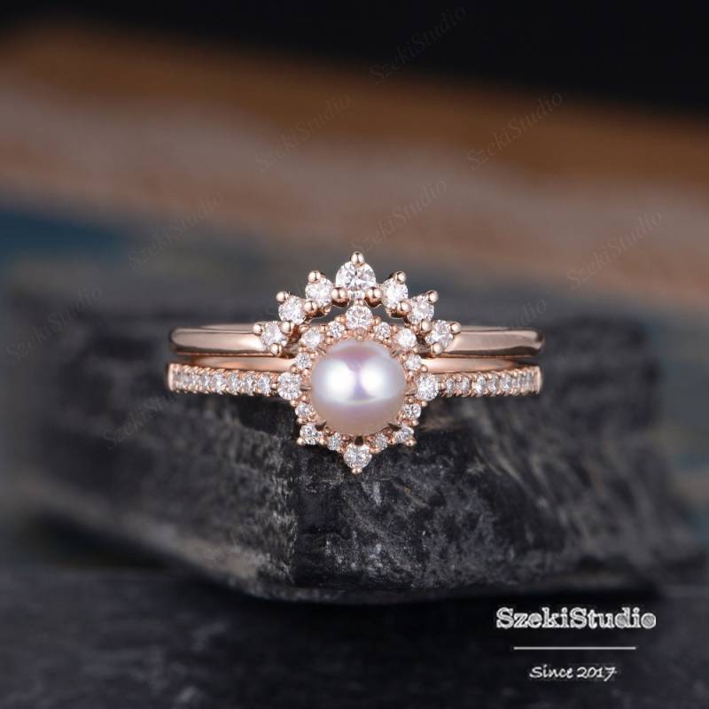 Rose Gold Perle Verlobungsring Braut Set Halo Diamant Natürliche Akoya Rosa Juni Birthstone Frauen Jubiläumsgeschenk Gebogenes Band 2 Stück von SzekiStudio