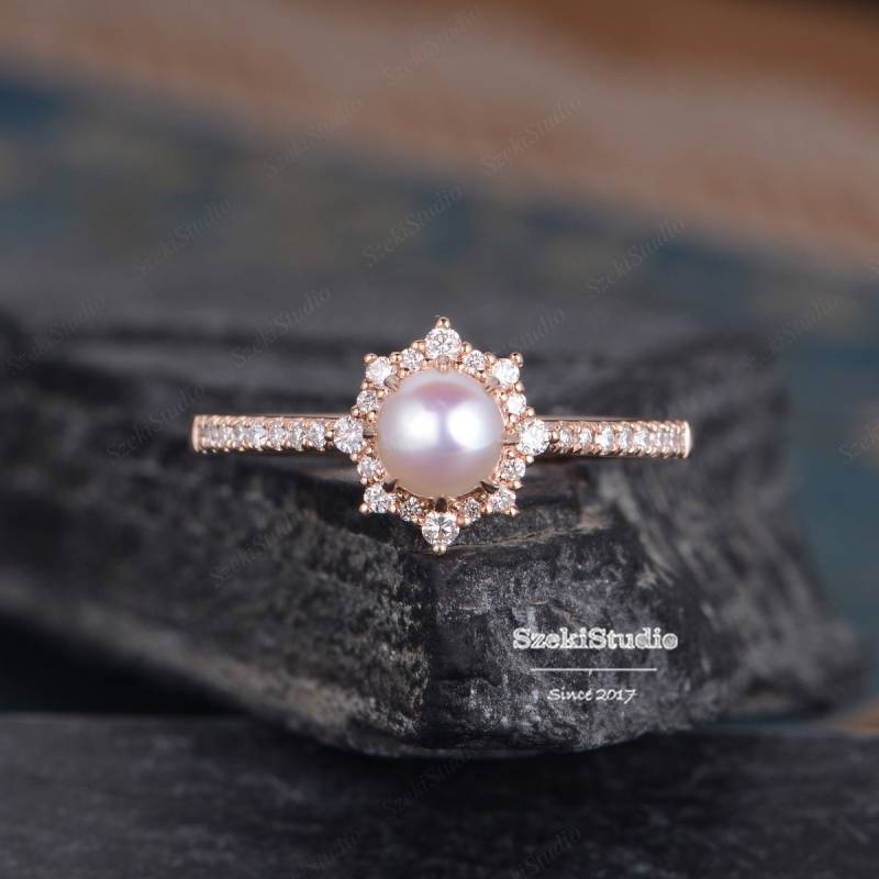 Rose Gold Perle Verlobungsring Halo Diamant Natürliche Akoya Rosa Juni Birthstone Frauen Jahrestag Geschenk Hälfte Eternity Cluster von SzekiStudio