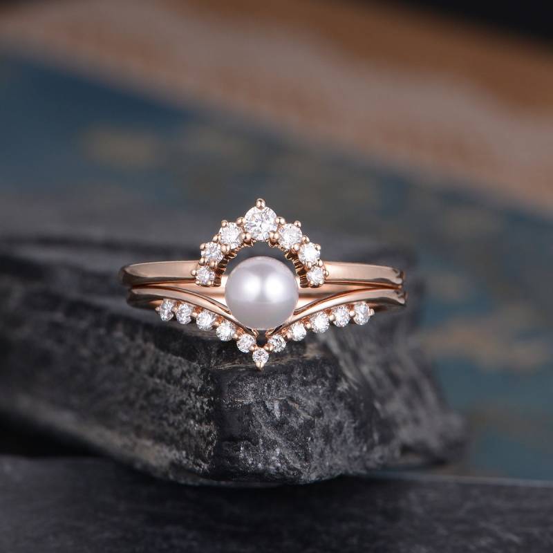 Rose Gold Perlen Verlobungsring Braut Set Diamant Geschwungen Chevron V Form Antik Juni Geburtsstein Jahrestag Geschenk Frauen Trauring von SzekiStudio