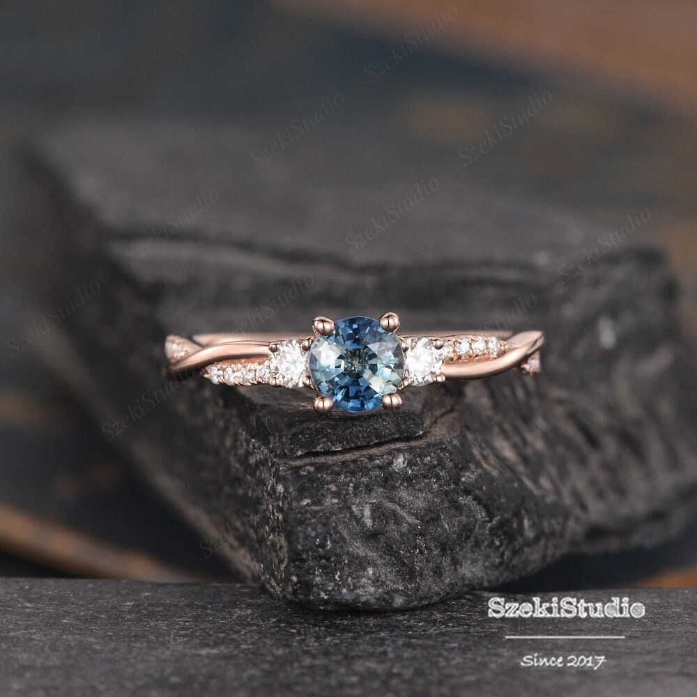 Rose Gold Teal Saphir Verlobungsring Twist Drei Stein Blauer Unendlichkeit Diamant Halb Eternity Ring Braut Frauen Versprechen von SzekiStudio