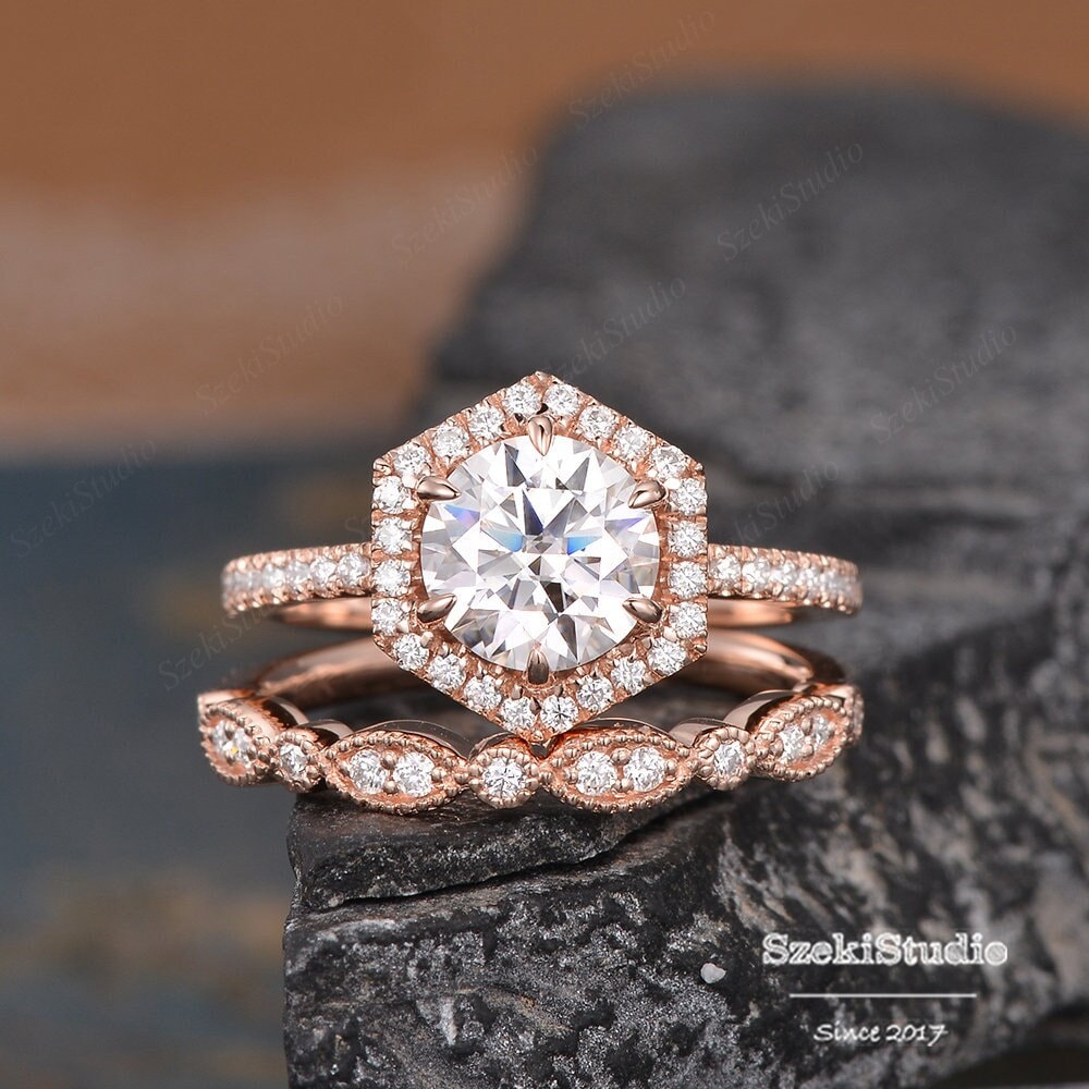 Rose Gold Verlobungsring Set Hexagon Moissanite Braut Ring Rund Halo Diamant Halb Eternity Einzigartige Shaped Ehering von SzekiStudio