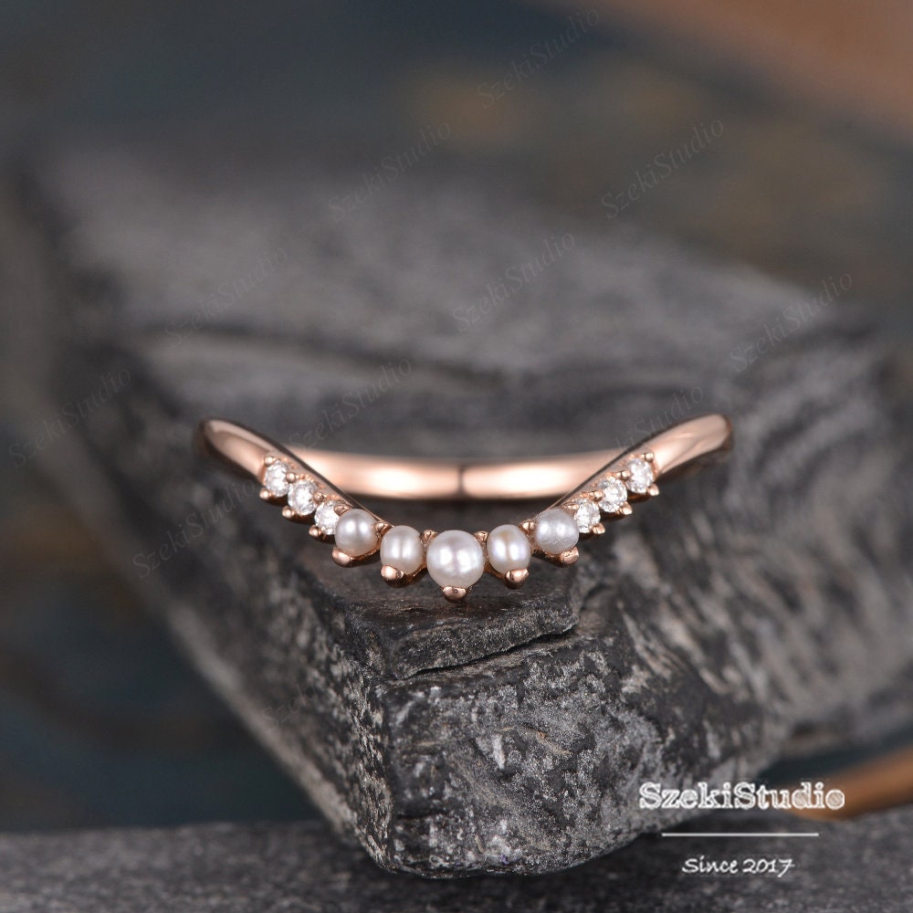 Rosegold Perlen Geschwungenes Ehering Frauen Diamant V Förmiger Chevron Stapelring Halb Halo Braut Jahrestag Filigran Personalisiert von SzekiStudio