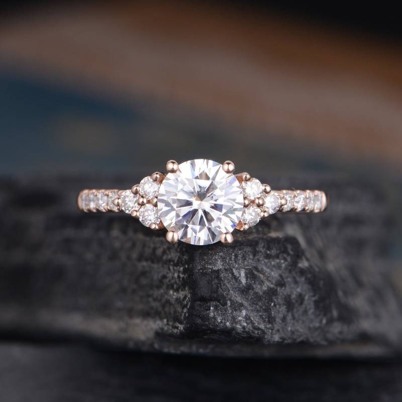 Rund Geschliffener Moissanit Verlobungsring Rosegold Cluster Diamant Frauen Braut Jahrestag Pave Handgemachter Ring Halbe Ewigkeit 1Ct Drei Stein von SzekiStudio