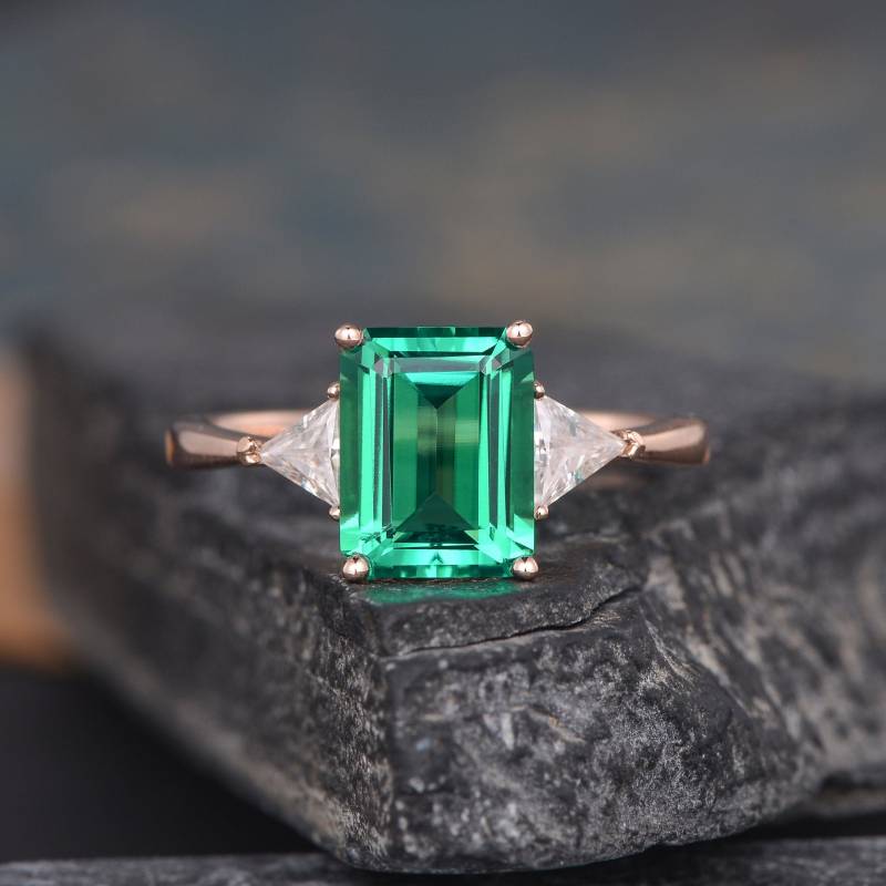 Smaragd Verlobungsring Rosegold Billionenschliff Lab Ring Dreiecksförmiger Moissanit Unikat Drei Stein von SzekiStudio