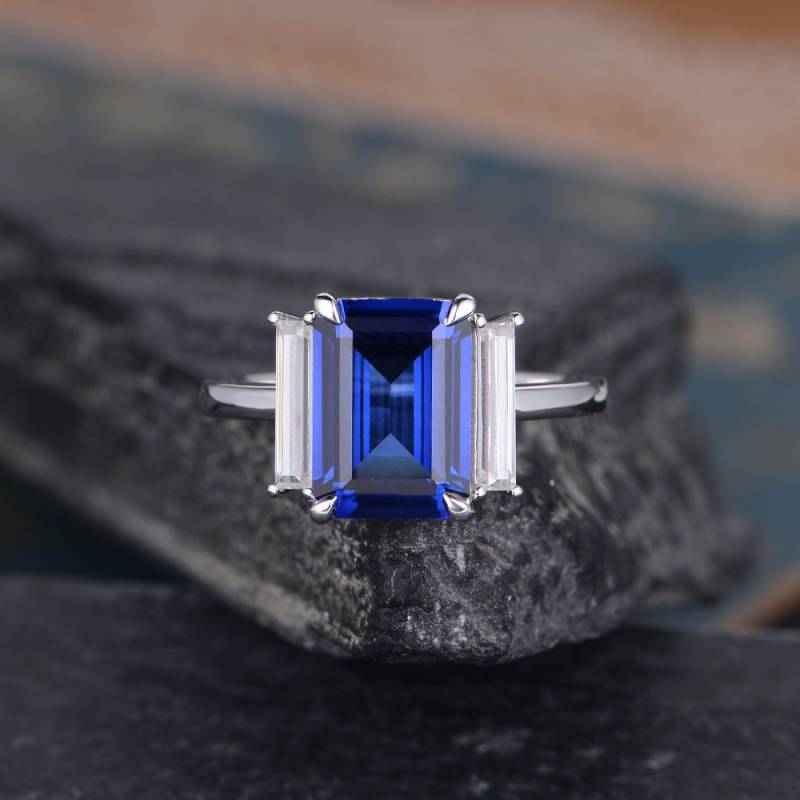 Smaragdschliff Lab Saphir Verlobungsring Weiß Gold Moissanit Eternity Band Braut Unikat Frauen Jahrestag Geschenk von SzekiStudio