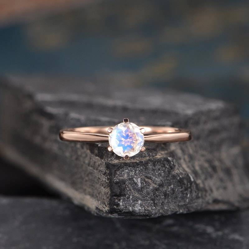 Solitär Mondstein Verlobungsring 6mm Runde Geschnitten Rose Gold Ewigkeit Ebene Band Versprechen Regenbogen Braut Hochzeit Ring Jahrestag Frauen von SzekiStudio
