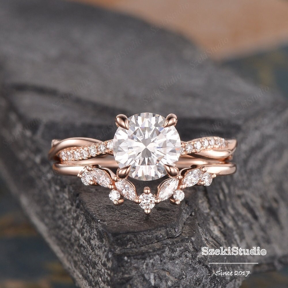 Unendlich Moissanite Verlobungsring Set Rose Gold Braut Twist Solitär Moissanit Ring Diamant Band Halbe Eternity 1.2Ct von SzekiStudio