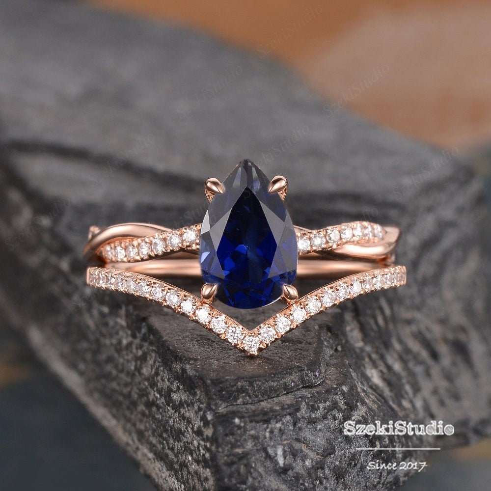 Unendlichkeit Saphir Verlobungsring Set Rosegold Braut Set Pear Shaped Lab Blue Ring September Geburtsstein Trauring Diamant von SzekiStudio