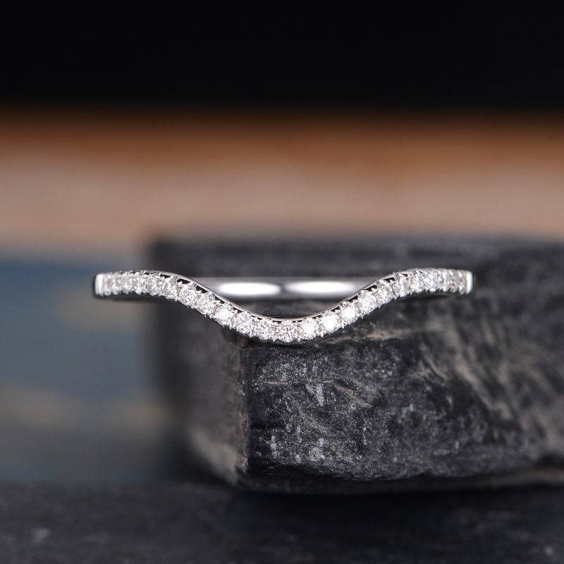 Weißgold Diamant Ehering Frauen V-Band Gebogener Chevron Passende Band Versprechen Jahrestag Ring Stapeln Braut Zarte Zierliche von SzekiStudio