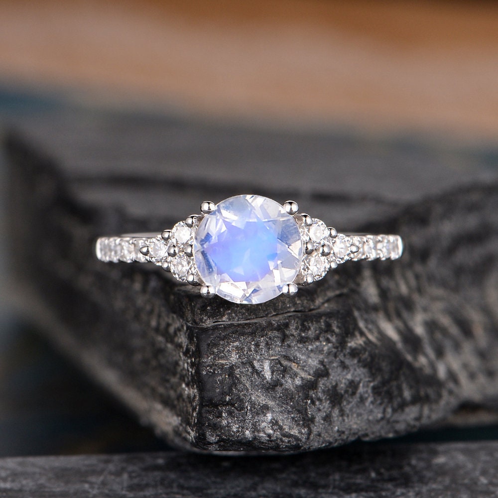 Weißgold Mondstein Verlobungsring Moissanit Halbe Ewigkeit Regenbogen Ring 1Ct Rundschnitt Frauen Braut Jahrestag von SzekiStudio