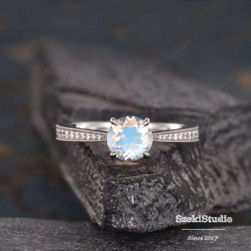 Weißgold Mondstein Verlobungsring Solitär Ring Versprechen Frauen Braut Ehering Rundschliff Einzigartig Regenbogen Halb Eternity von SzekiStudio