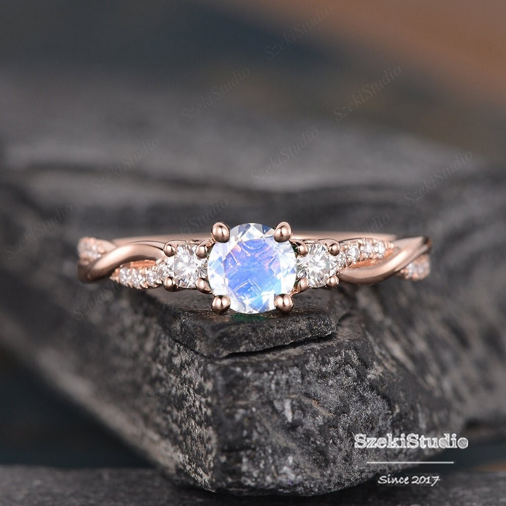 Zierlicher Mondstein Verlobungsring Unendlichkeit Drei Stein Twist Diamant Rose Gold Regenbogen Ring Frauen Versprechen Juni Birthstone von SzekiStudio