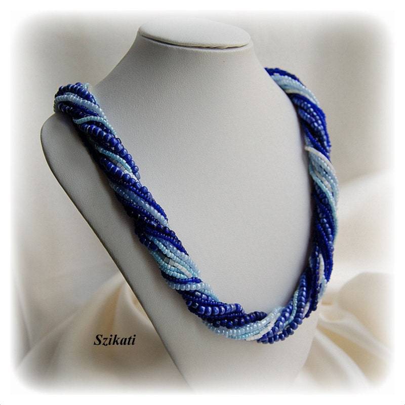 Blaue Perlengewebte Perlenkette Multistrang Schmuck Blaue Perlengewebte Perlenkette Multistrang Schmuck von Szikati