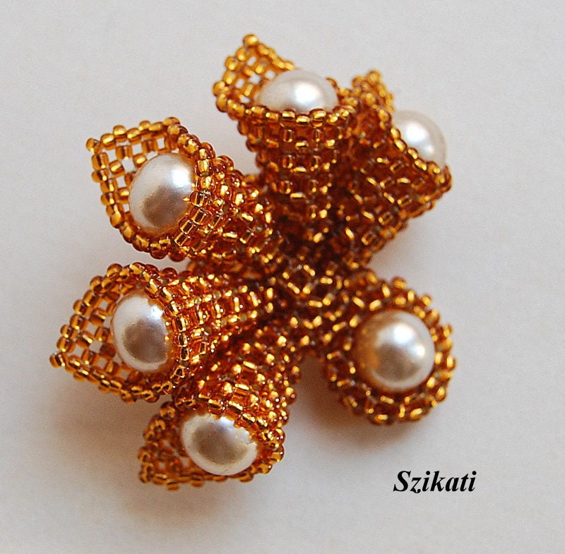 Gold Perlenbrosche Perlen & Rocailles Schmuck, Elegantes Accessoire von Szikati