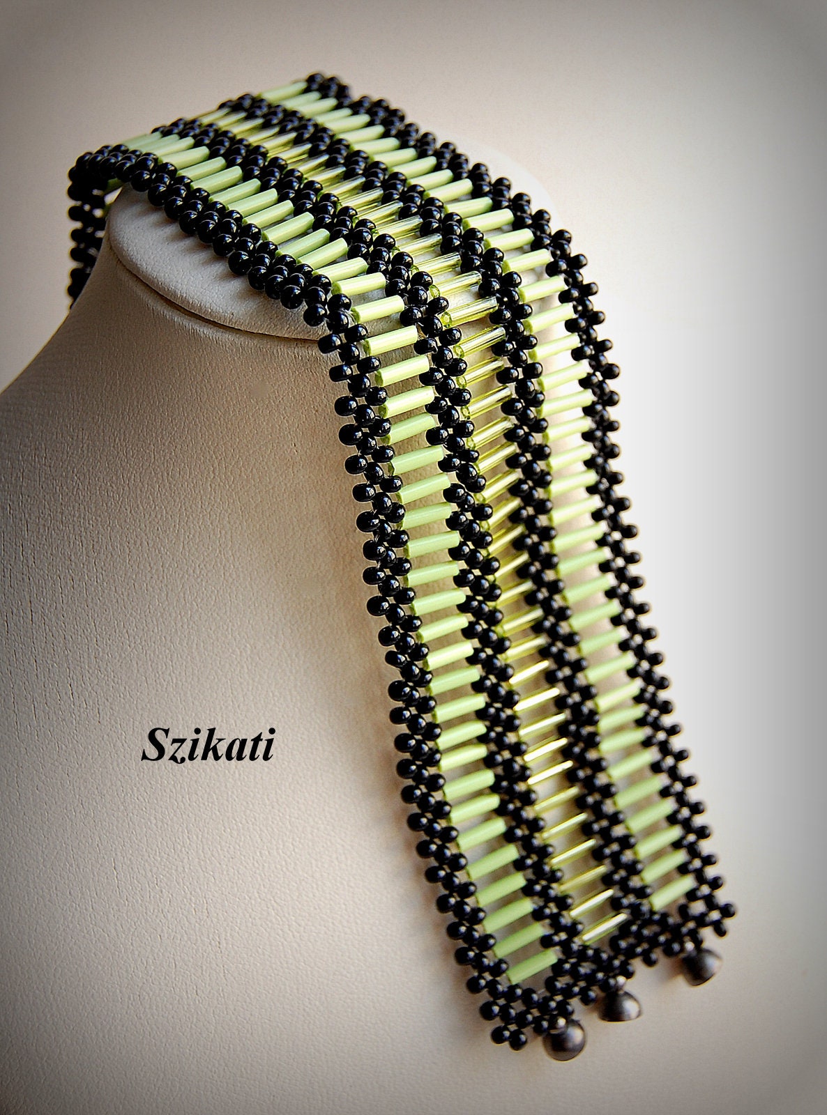 Grün & Schwarz Perlengefädeltes Manschetten Armband Unikate Perlen Modeschmuck von Szikati