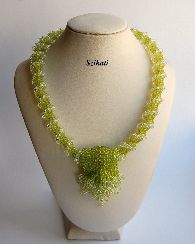 Grüne Glasperlen Anhänger Halskette Cellini Spiral Perlenschmuck von Szikati