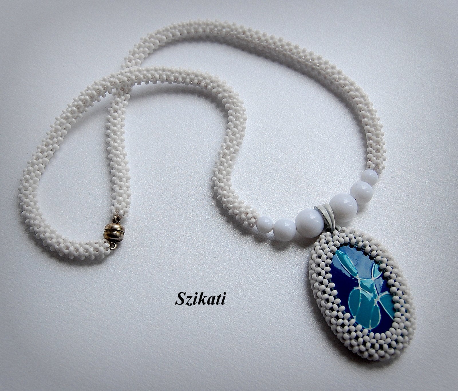 Perlengefädelte Anhänger Weiß & Blauer Perlenschmuck von Szikati