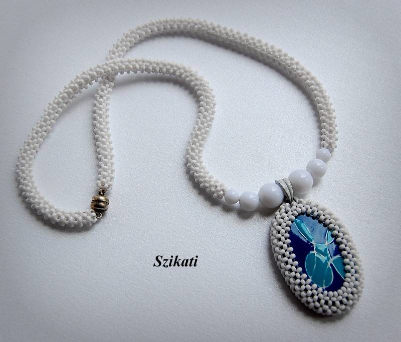 Perlengefädelte Anhänger Weiß & Blauer Perlenschmuck Perlengefädelte Anhänger Weiß & Blauer Perlenschmuck von Szikati