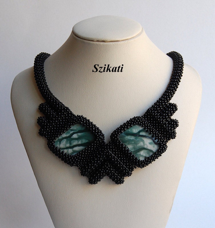 Perlengefädelte Bib-Halskette Schwarze Glasperlen, Mintgrüne Cabochons von Szikati