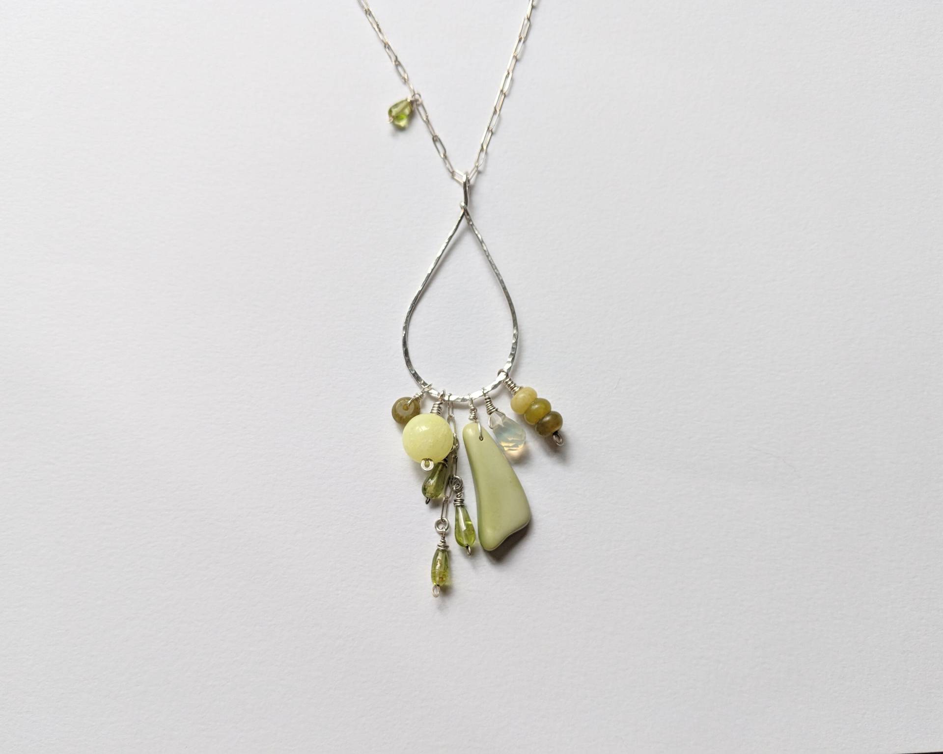 Langer Olivgrüner Sterlingsilber-Edelstein-Charme Boho-Halskette Moderne Boho Peridot, Quarz, Chalcedon Grüner Stein Taaco Jewelry von TAACO
